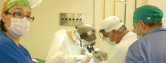 Il dott. Nesler dirige il team operativo presso la clinica universitaria di Fortaleza